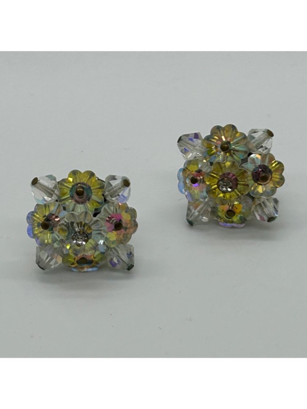 Vtg 1950s Aurora Borealis AB Crystal Cluster Marguerite Flower Clip On Earrings - Picture 4 of 14
